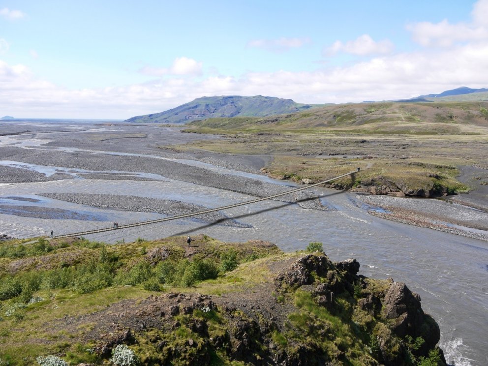 Brúin á eftir að falla vel inn í umhverfið þótt löng sé. Hér sést hvernig brúin mun líta út þegar ho…