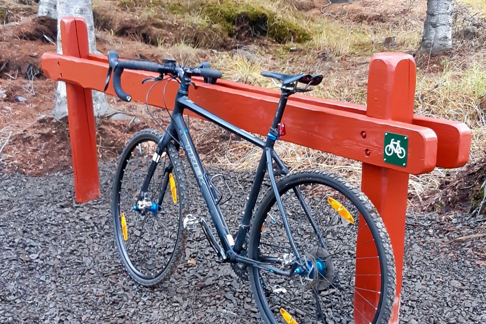 Nýi hjólastandurinn á Hallormsstað kominn í notkun. Ljósmynd: Þór Þorfinnsson