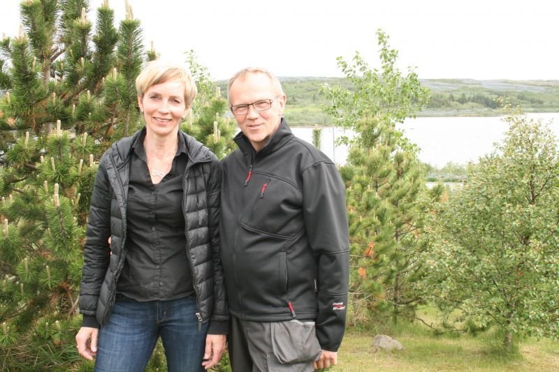 Hjónin Karólína Inga Guðlaugsdóttir og Reinhard Reinhardsson með skógarlundinn sem þau hafa verið að…