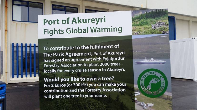 Skilti þetta blasir við farþegum skemmtiferðaskipa sem koma til Akureyrar í sumar. Vonandi bíta sem …