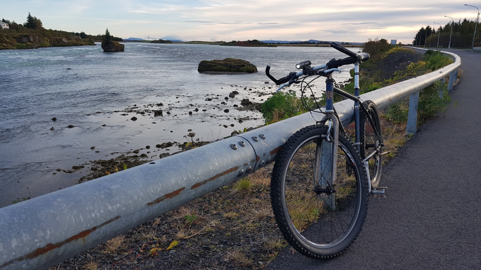 Þessa mynd tók Hreinn Óskarsson af fáki sínum og fallegu umhverfi sem hann nýtur á leið sinni til vi…