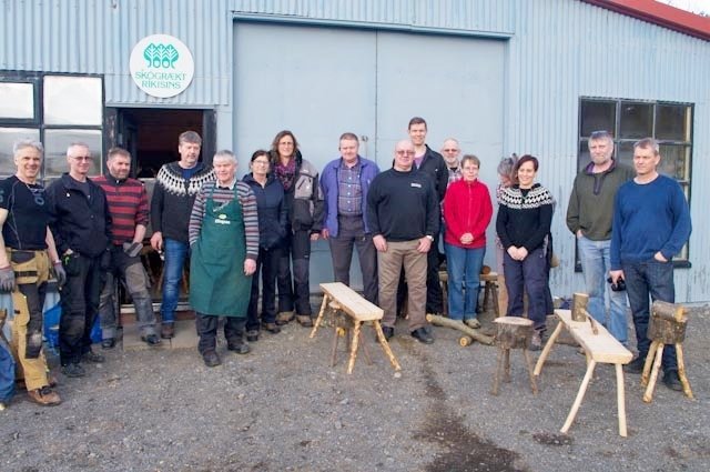 Þátttakendur í námskeiði í húsgagnagerð með nokkra smíðisgripi á hlaðinu framan við skemmuna á Vöglu&hellip;