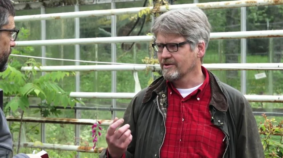 Pétur Einarsson sjónvarpsmaður ræðir við Aðalstein Sigurgeirsson, skógerfðafræðing og fagmálastjóra …