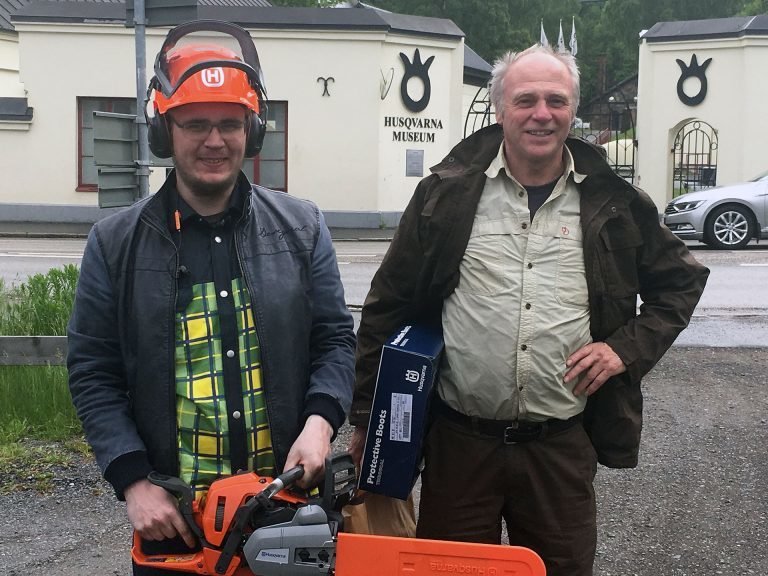 Feðgarnir Óskar Grönholm og Einar Óskarsson með keðjusögina sem Óskar fékk fyrir sigurinn í fyrsta h…