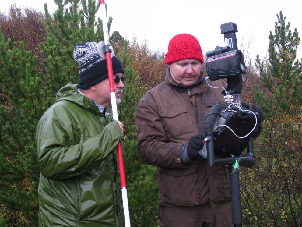 Dennis Riege t.v. ásamt Bjarka Þór Kjartanssyni, sérfræðingi á rannsóknasviði Skógræktarinnar, við r…