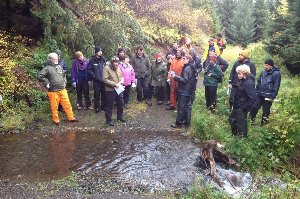 Þátttakendur skoðuðu vegi í Stálpastaðaskógi í Skorradal. Þennan dag hellirigndi og því sást vel við&hellip;