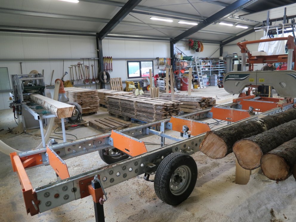 Hér sjást nýju Logosol-sagirnar í skemmunni í Þjórsárdal, vinstra megin tifsögin og í forgrunni band…