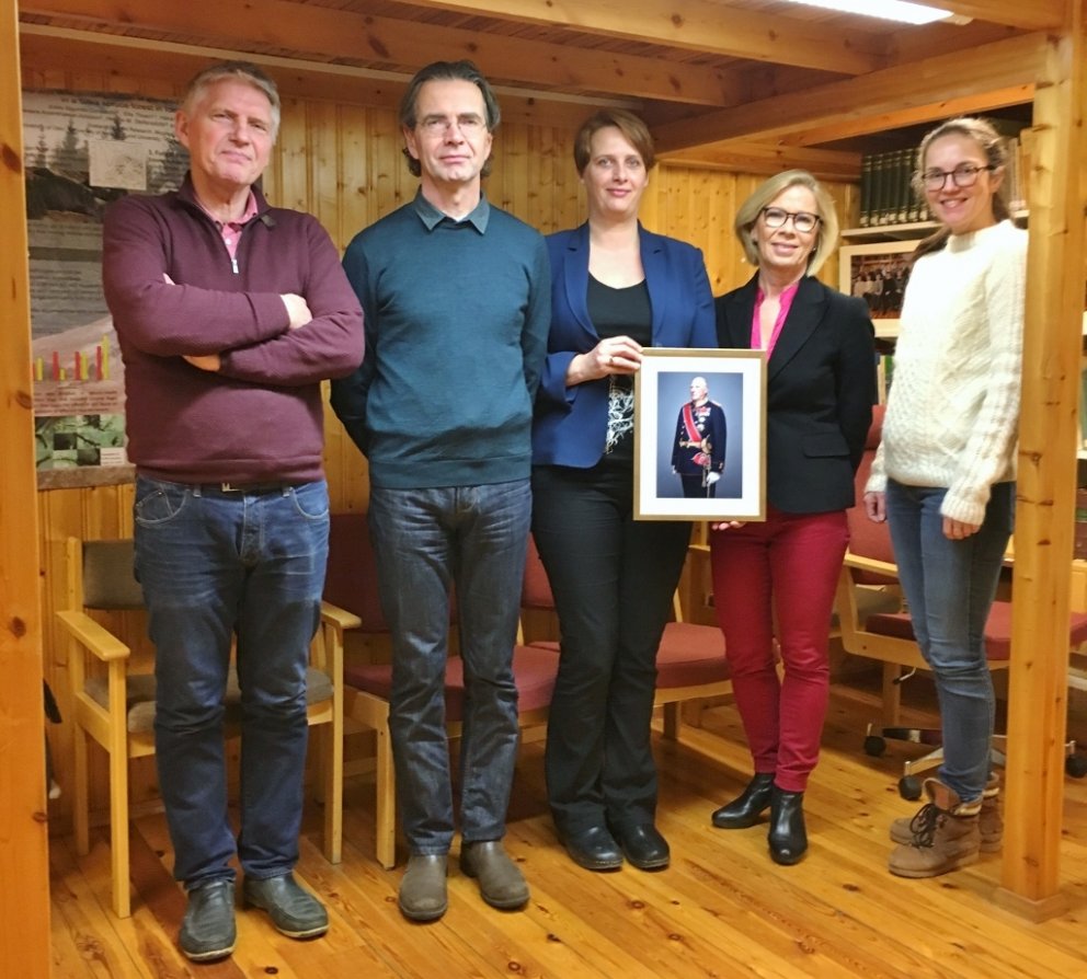 Myndin afhent á Mógilsá. Frá vinstri: Garðar Valur Jónsson, , Arnór Snorrason, Edda Sigurdís Oddsdót…