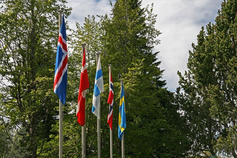 Fánar þeirra fimm Norðurlandaþjóða sem funduðu á Héraði.