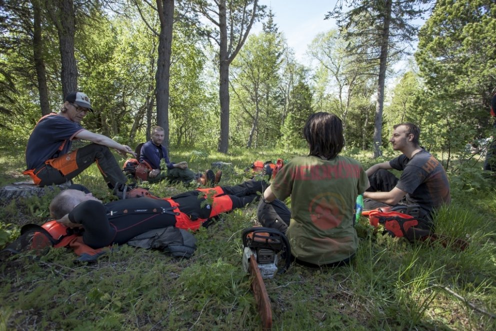 Skógarhöggsmenn hvíla lúin bein eftir átökin á Íslandsmeistaramótinu í skógarhöggi. Íslandsmeistarin&hellip;