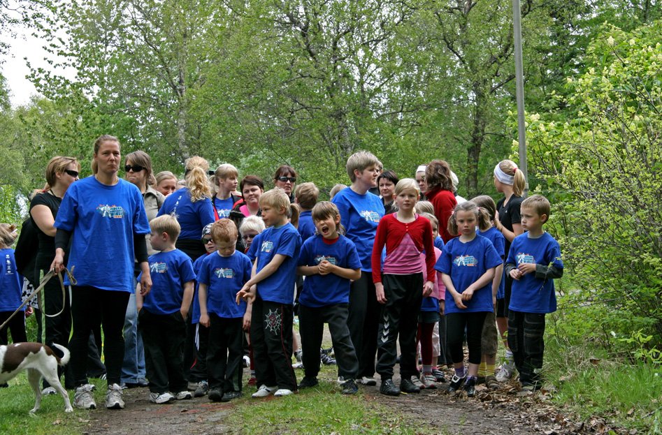 Þátttakendur í fjölskylduhlaupi tilbúnir í slaginn.