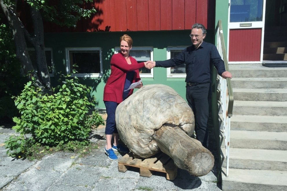 Edda Sigurdís Oddsdóttir, forstöðumaður Mógilsár, tekur við Broddadalsnýranu af Guðmundi Guðmundssyn…