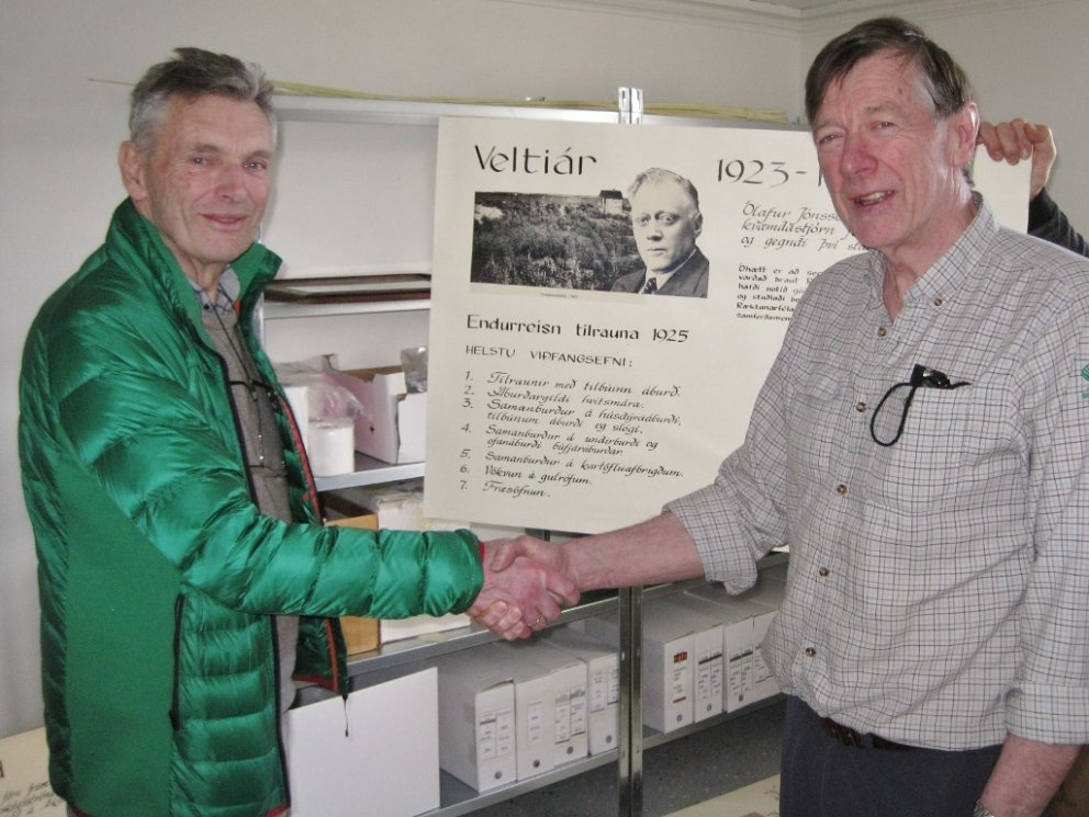 Hallgrímur Indriðason tekur við veggspjöldunum af Bjarna E. Guðleifssyni, náttúrufræðingi og fyrrver…