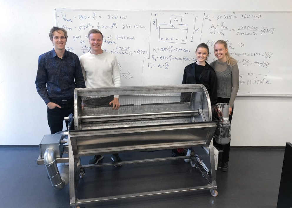 Vélaverkfræðinemarnir við vélina sem bæði þurrkar könglana og klengir þá. Frá vinstri: Í hópnum eru …