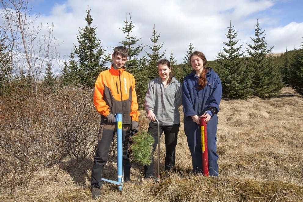 Jacob Jensen og Anne Sofie Lohals, starfsnemar frá Kold College í Danmörku, og Lucile Delfosse (fyri…