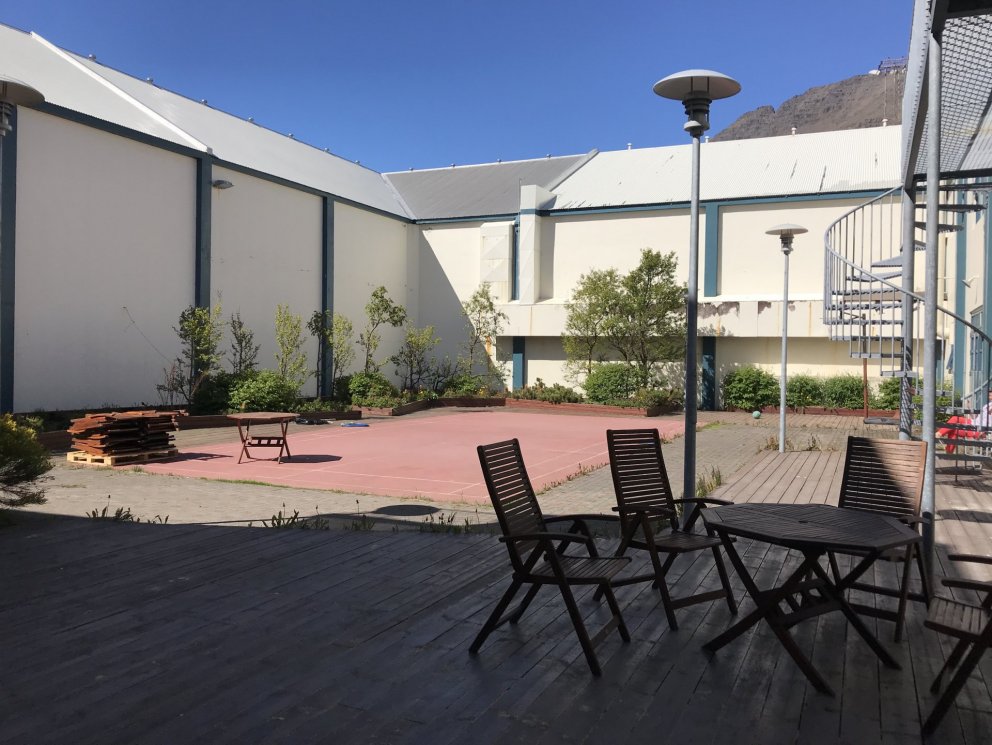 Útiaðstaða í góðu skjóli við Vestrahúsið á Ísafirði þar sem Skógræktin nú komin með starfstöð í samf…