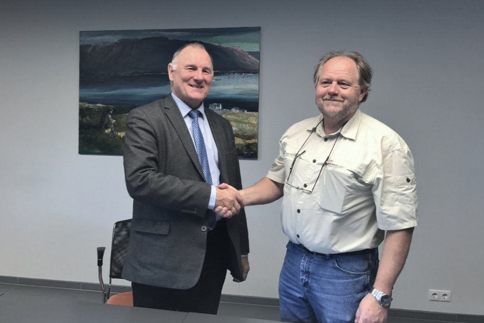 Gísli Gíslason, hafnarstjóri Faxaflóahafna, og Þröstur Eysteinsson skógræktarstjóri handsala samning…