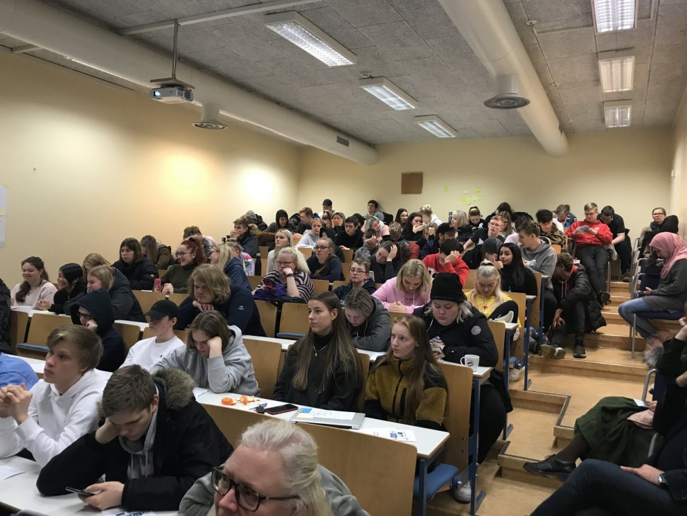 Troðfullur salur nemenda og kennara Menntaskólans á Ísafirði og Háskólaseturs Vestfjarða fékk kynnin…