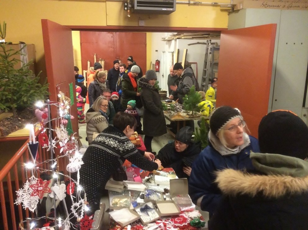 Margt var um manninn í skemmunni á Vöglum á jólamarkaðnum 2015. Mynd: Helen Jónsdóttir.