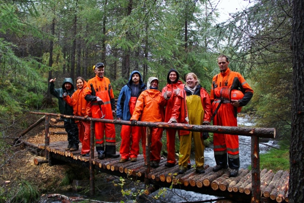 Sjálfboðaliðarnir á nýju brúnni ásamt tveimur starfsmönnum Skógræktar ríkisins Hallormsstað. Frá vin…