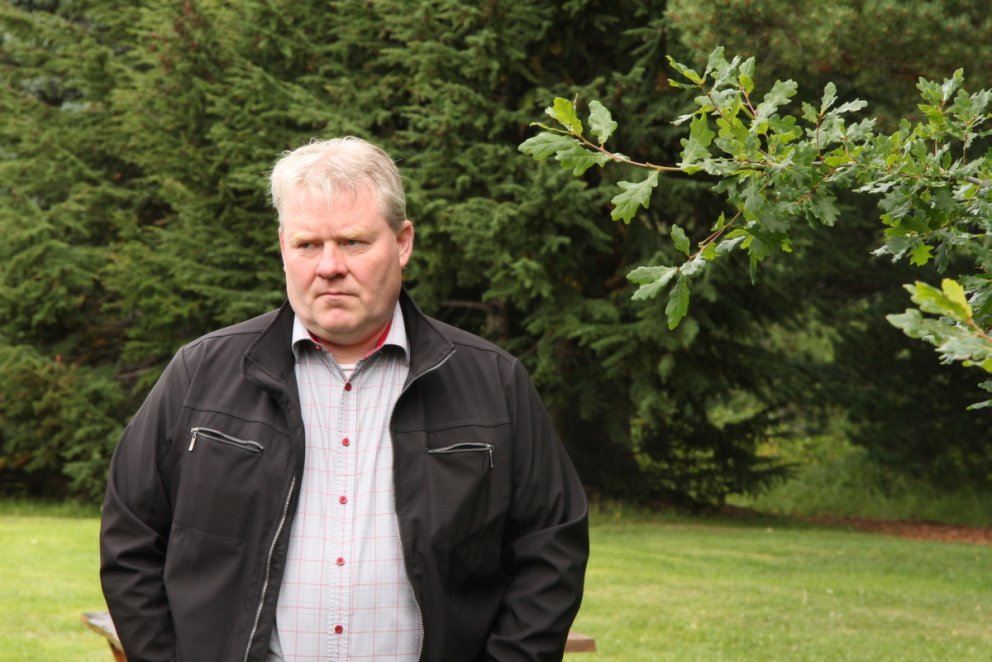 Sigurður Ingi Jóhannsson, ráðherra skógarmála, við
ensku eikina í Mörkinni á Hallormsstað. Hún er s&hellip;