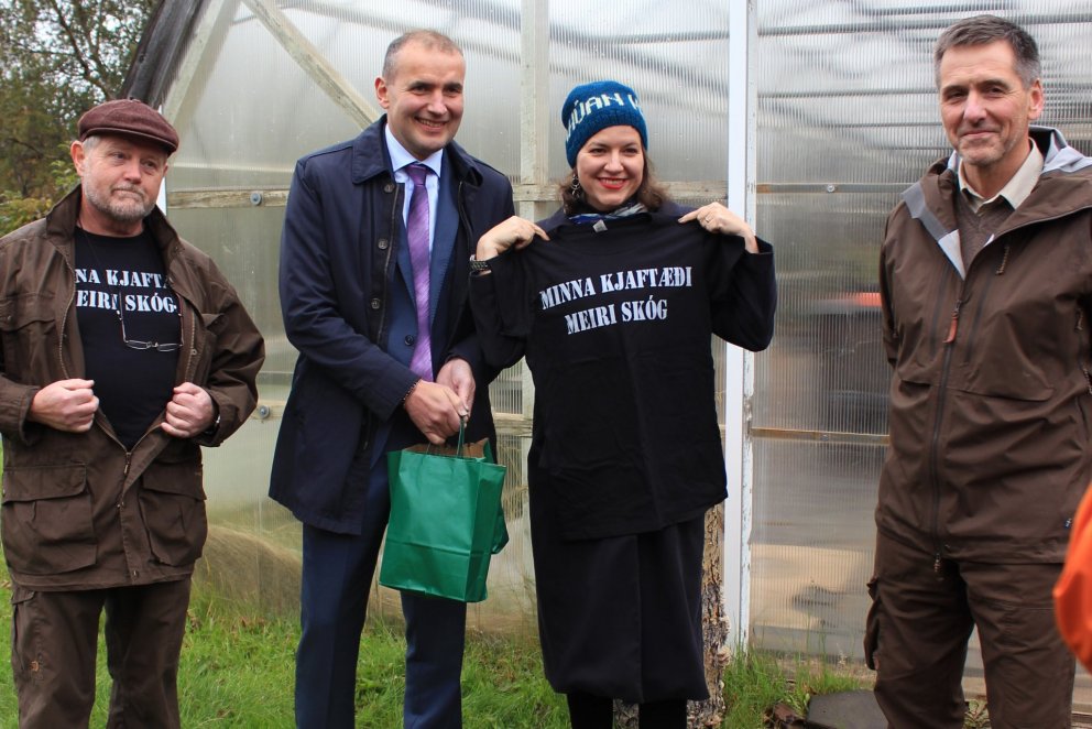 Skógræktarstjóri (t.v.) færði forsetahjónunum að gjöf boli með áletruninni MINNA KJAFTÆÐI, MEIRI SKÓ…