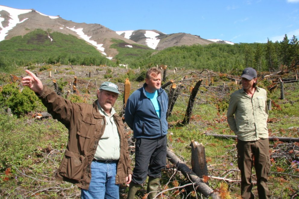 Þröstur Eysteinsson, Rúnar Ísleifsson og Lárus Heiðarsson, virða fyrir sér ummerkin eftir snjóflóðið…