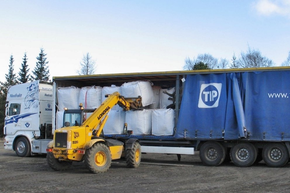 Hér er verið að ferma flutningavagninn með kurlinu en einnig verða fluttar með sendingunni heyrúllur…