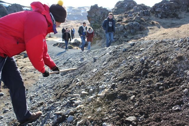 Jafna þurfti kanta við nýju stígana hjá Hjálparfossi áður en gróðurtorfur voru lagðar yfir