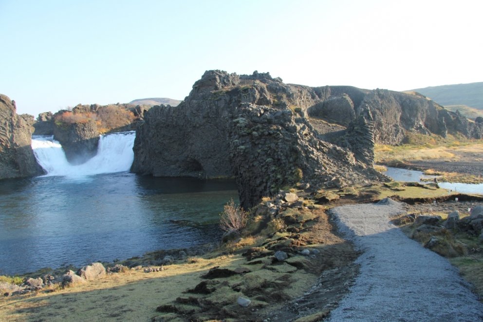 Lagðir verða malarstígar sem afmarkaðir verða með köðlum, smíðaðir trépallar og tröppur.