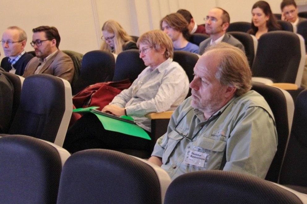 Þröstur Eysteinsson skógræktarstjóri hlýðir á fyrirlestur í Madríd.