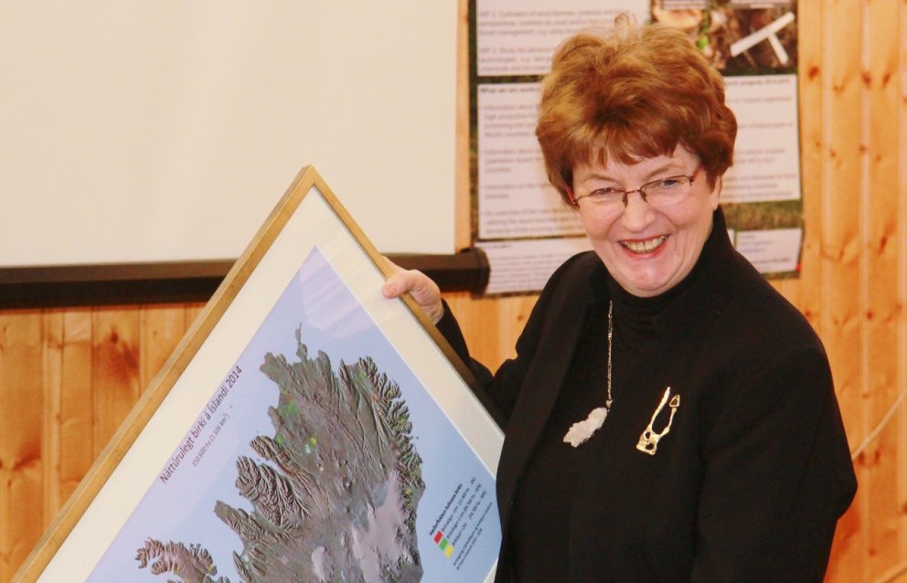 Sigrún Magnúsdóttir umhverfisráðherra með kort sem sýnir útbreiðslu íslenskra birkiskóga eftir birki&hellip;