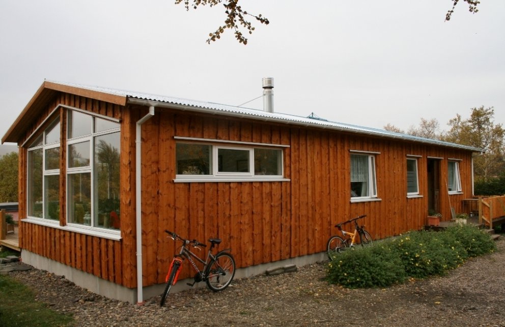 Húsið við Fjósakamb 4 í Hallormsstaðaskógi hefur nú fengið nýjan og „skógarlegan“ svip með ókantaðri&hellip;