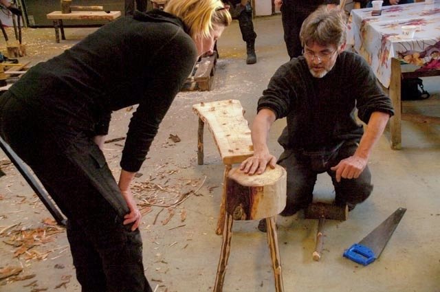 Á námskeiðunum um húsagerð úr skógarefni er unnið eftir gömlum aðferðum við samsetningu húsgagna þar…