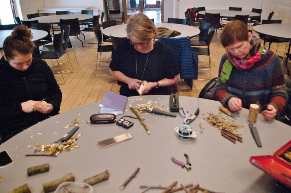 Áhugasamir nemendur reyna sig við öruggu hnífsbrögðin