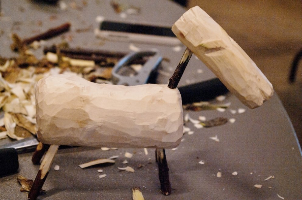 Svona skemmtilegan hest er hægt að búa til með samsetningu á þurrum viði og fersku greinaefni.