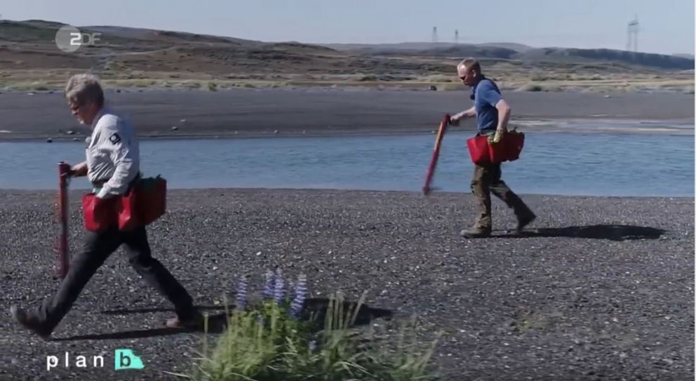 Aðalsteinn Sigurgeirsson og Hreinn Óskarsson við gróðursetningu á Hekluskógasvæðinu. Skjámynd úr þæt…