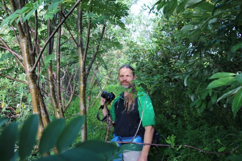 Jan Klitgard stendur þar sem girðingin stóð áður. Við fyrstu sýn mætti halda að myndin væri úr suðræ…