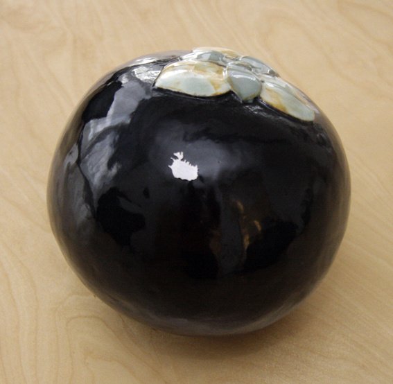 Jarðarberið, verðlaunagrip fjölmiðlaverðlauna umhverfis- og auðlindaráðuneytisins, hannaði Finnur Ar…