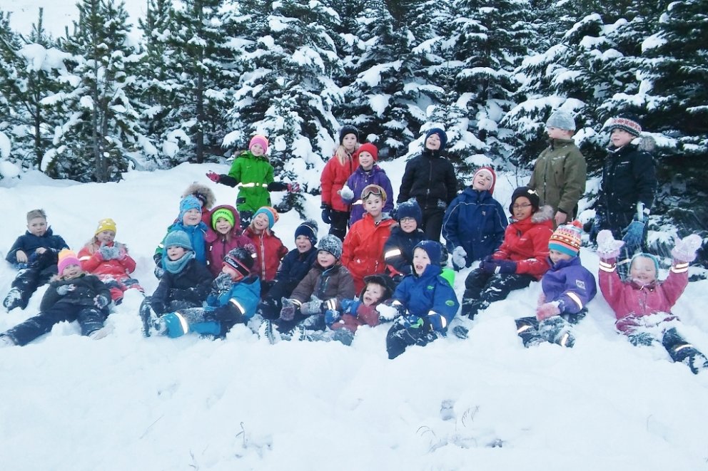 Kátur hópur skólabarna frá Hvanneyri í skóginum að Stóru-Drageyri í Skorradal, ánægð eftir að hafa f&hellip;