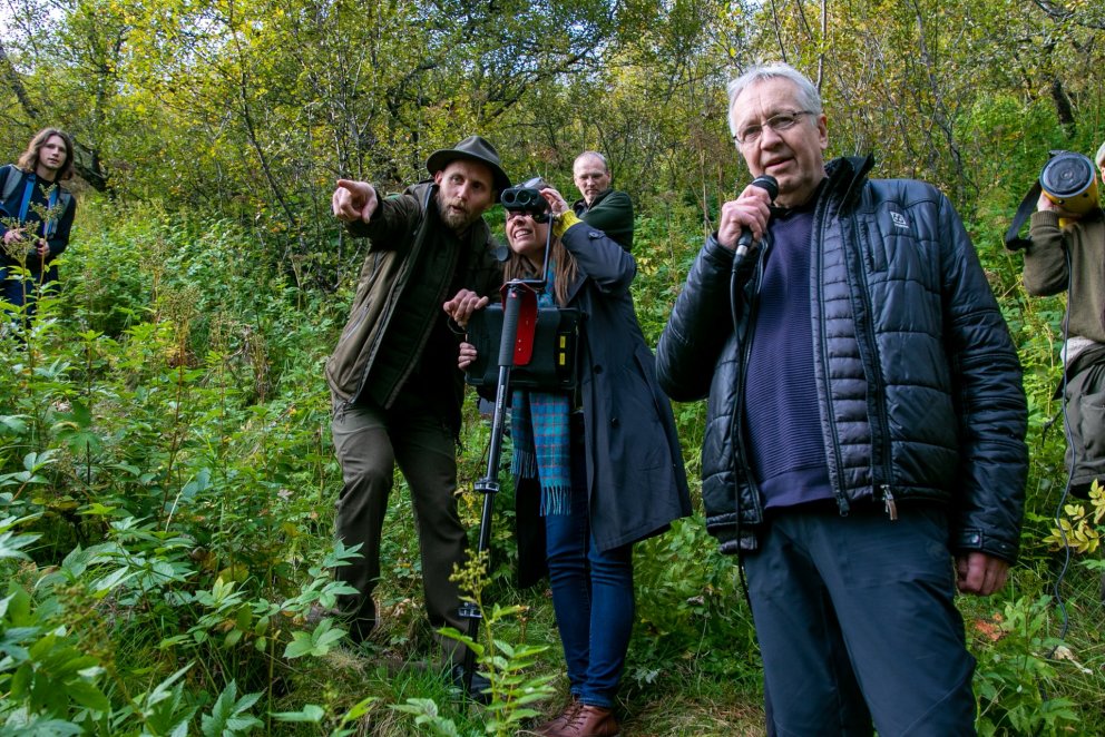 Björn Traustason, fagstjóri landupplýsinga hjá Skógræktinni, leiðbeinir Katrínu Jakobsdóttur forsæti…