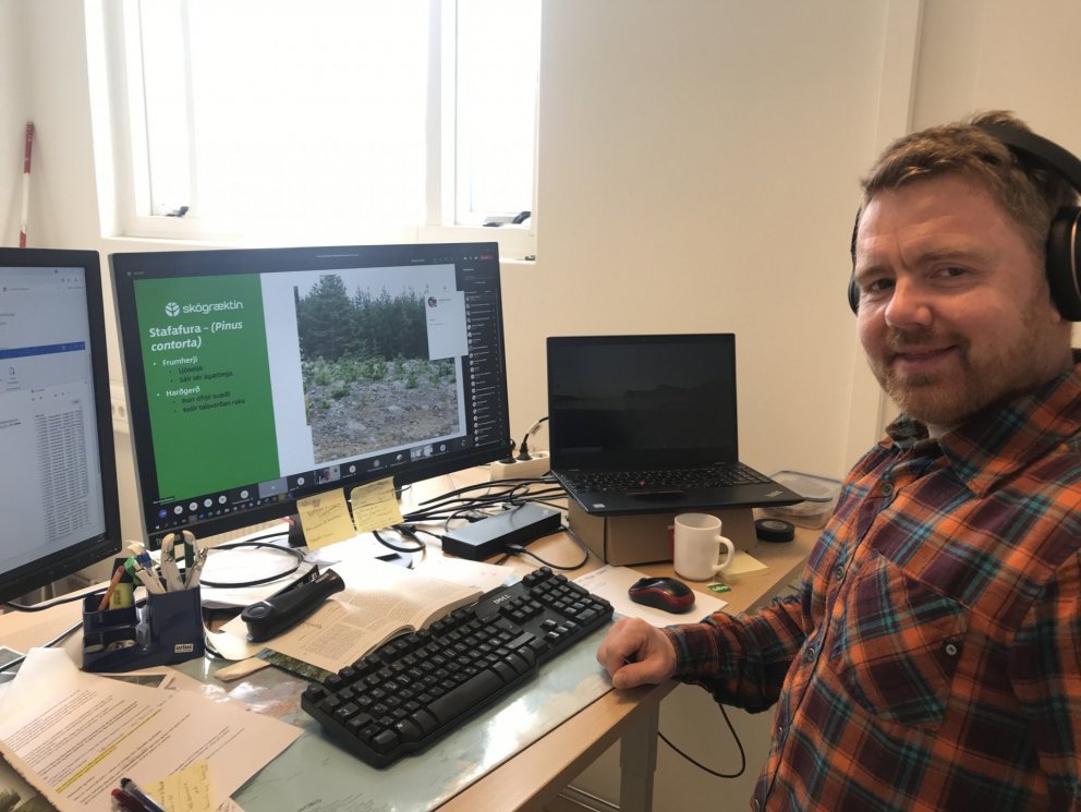 Kristján Jónsson skógræktarráðgjafi lítur upp frá kennslustörfunum á námskeiðinu fyrir nýja skógarbæ…