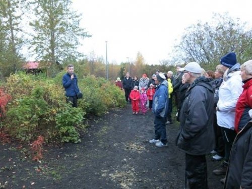 Anna Borg, formaður Krabbameinsfélags Hafnarfjarðar flytur stutt ávarp og að því loknu veitir Steina…