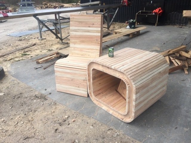 Þessi húsgögn eftir Lars NIlsen urðu hlutskörpust í kosningu um besta lokaverkefnið  í skógtækni við…