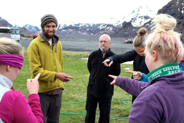 Flokkstjórar á námskeiði bregða á skollaleik.