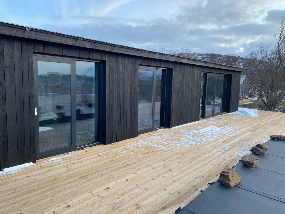 Að brenna eða sóta yfirborð timburs er ævagömul aðferð til viðarvarnar. Lerki meðhöndlað með þessum …