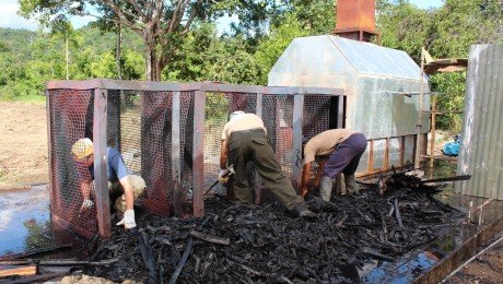 Viðarkolagerð á Amason-svæðinu í Perú.