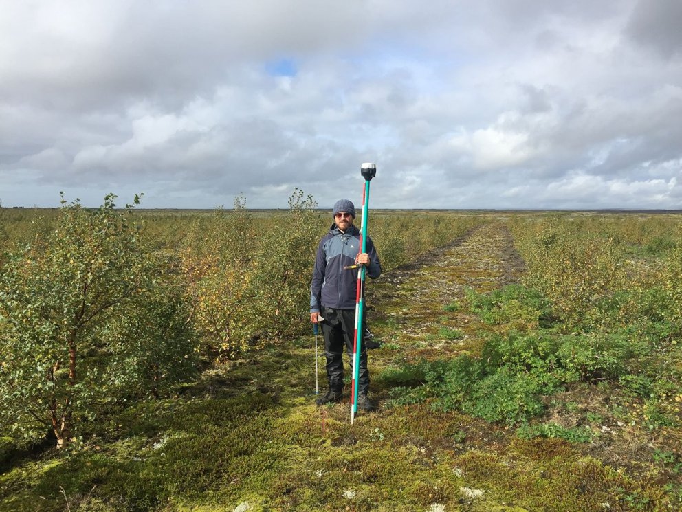 Davide Frigo, meistaranemi við háskólann í Padoa Ítalíu, við mælingar til útreikninga á kolefnisbind…