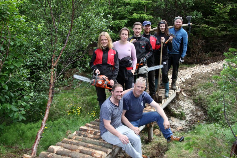 Öflug­ur hóp­ur að störf­um við skóg­rækt. Frá vinstri, Elena frá Spáni, Jana frá Tékklandi, Gorka f…
