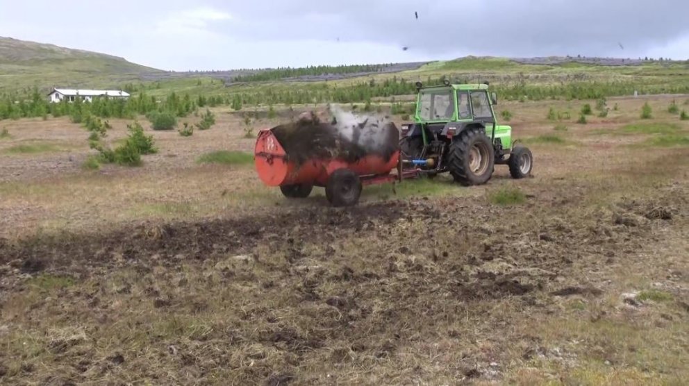 Þorvaldur Jónsson, bóndi í Brekkukoti, segir mjög sniðugt að nota sauðatað, dreifa því með keðjudrei…